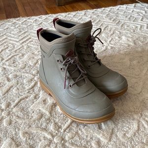 Womens size 6 Muck boots. like new!
